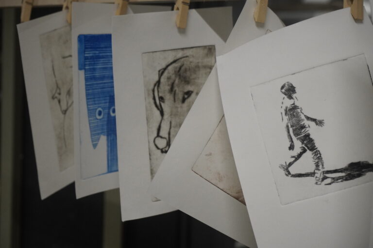 Diepdruk: droge naald op acrylplaat